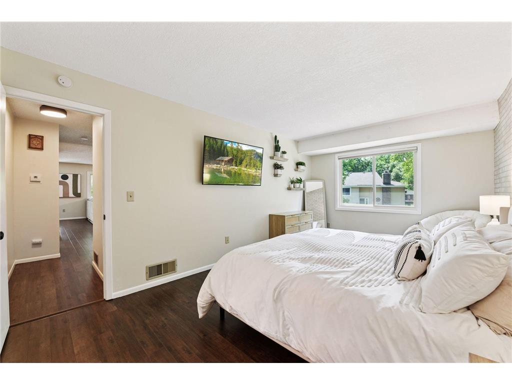 1042 Pontiac Lane Chanhassen MN 55317 7051106 image17