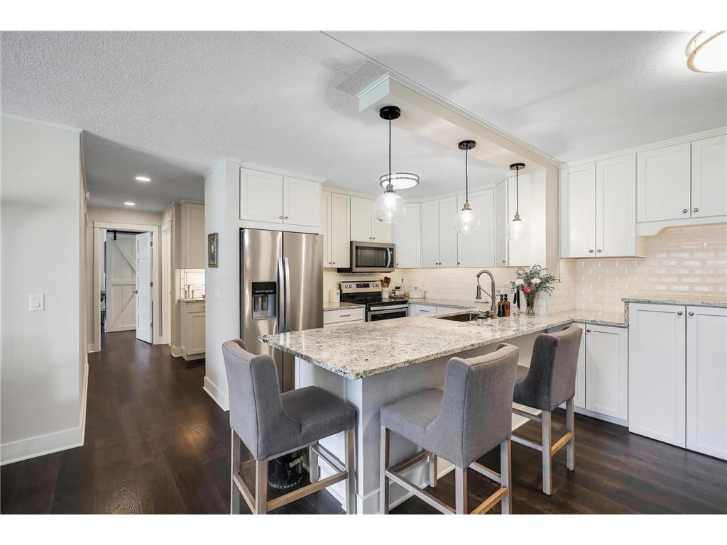 10511 Cedar Lake Road #212 Minnetonka MN 55305 7040622 image1