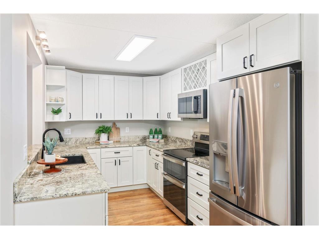 10521 Cedar Lake Road #202 Minnetonka MN 55305 6442781 image1