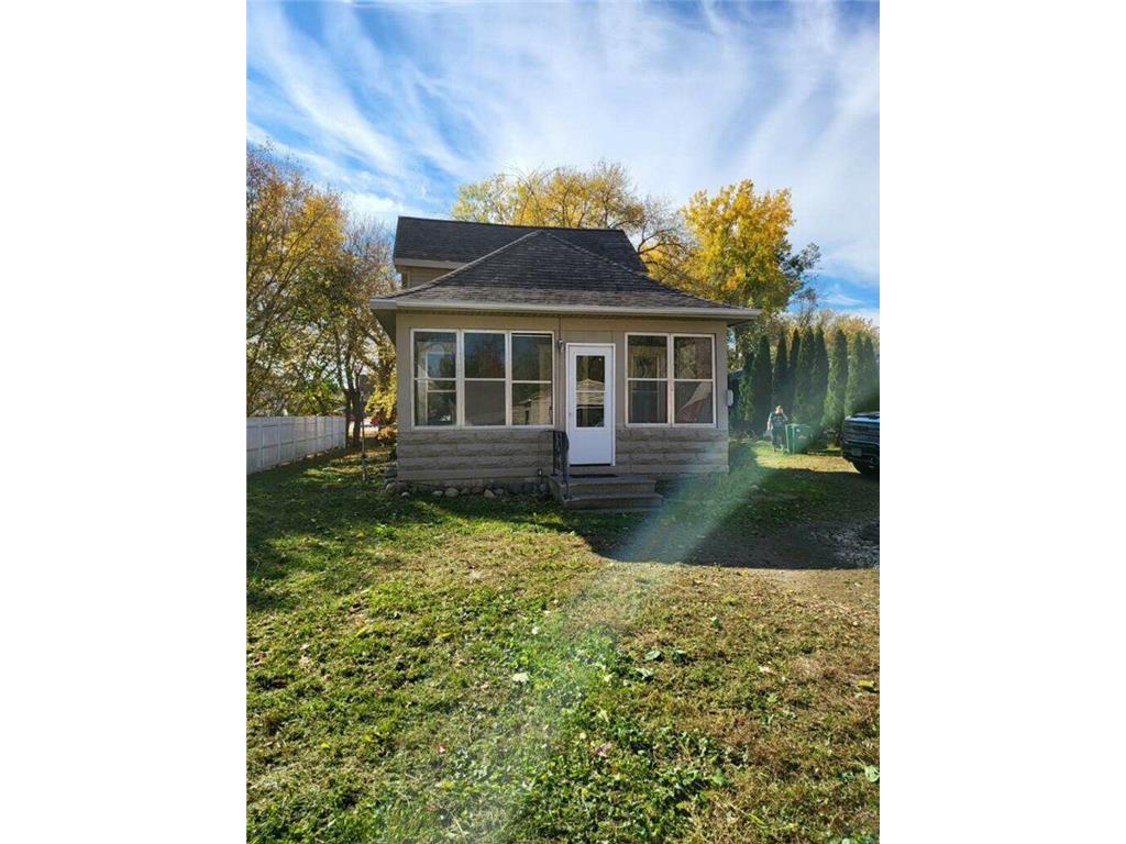 106 1/2 N 1st Street Marshall MN 56258 6640427 image1
