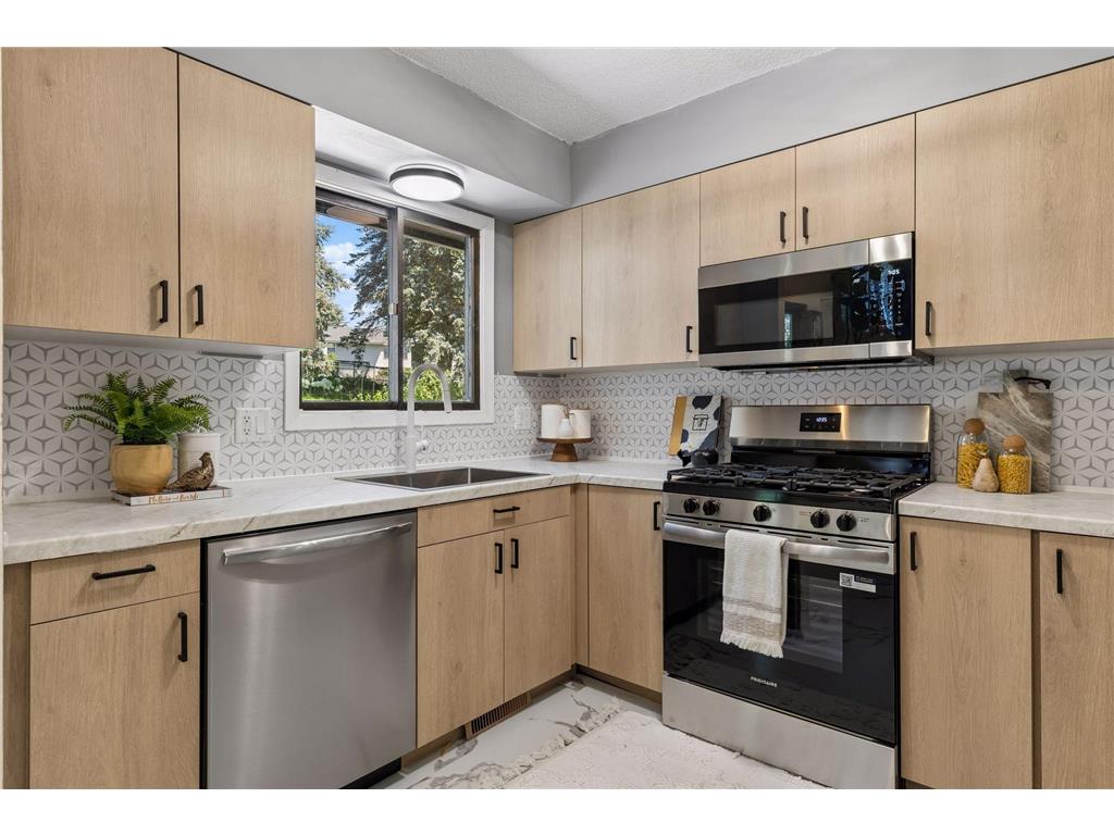1077 Churchill Circle Shoreview MN 55126 7084477 image5