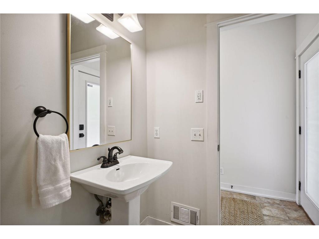 1086 11th Avenue SE Minneapolis MN 55414 6822284 image9