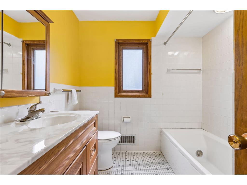 1096 Carrie Street West Saint Paul MN 55118 - Lilly 7049506 image16