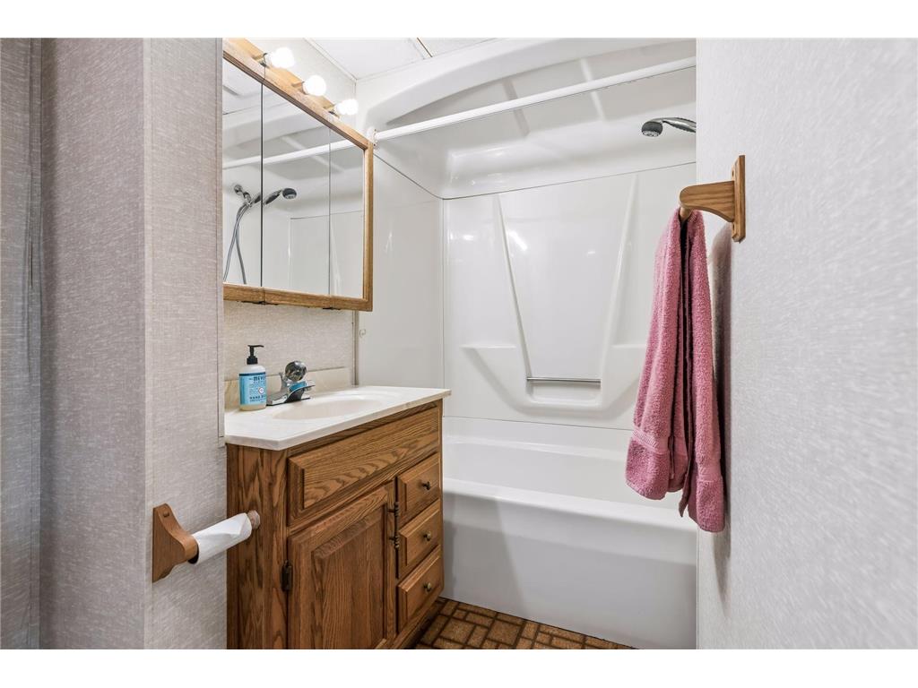 1096 Carrie Street West Saint Paul MN 55118 - Lilly 7049506 image24