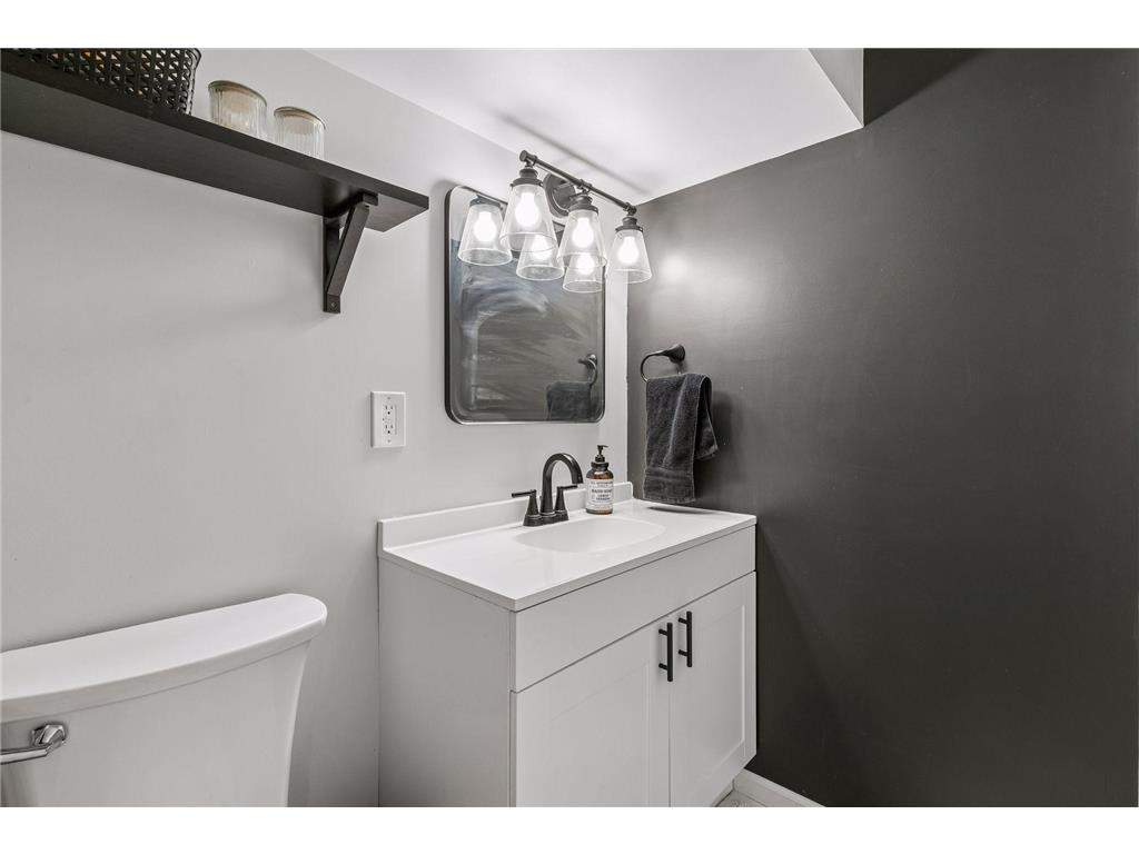 1105 Lakeview Drive Burnsville MN 55337 7076727 image30
