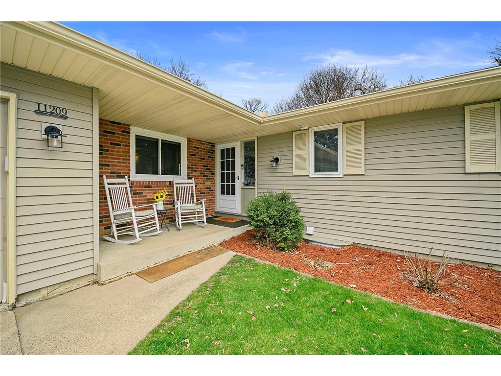 11209 Carver Court, Burnsville, MN, 55337 MLS 6182256 Edina Realty