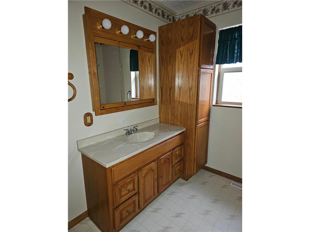 1121 S Vine Street Fergus Falls MN 56537 7053696 image12