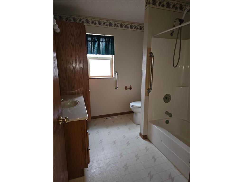 1121 S Vine Street Fergus Falls MN 56537 7053696 image13