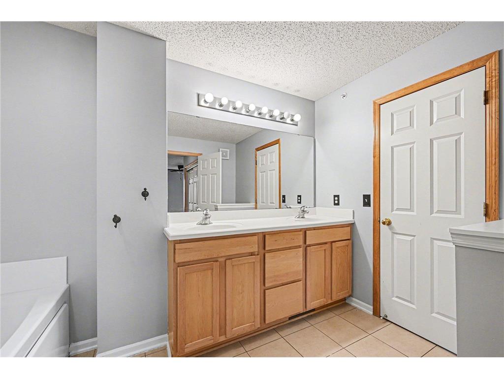 11212 Aberdeen Street NE #C Blaine MN 55449 7061007 image23