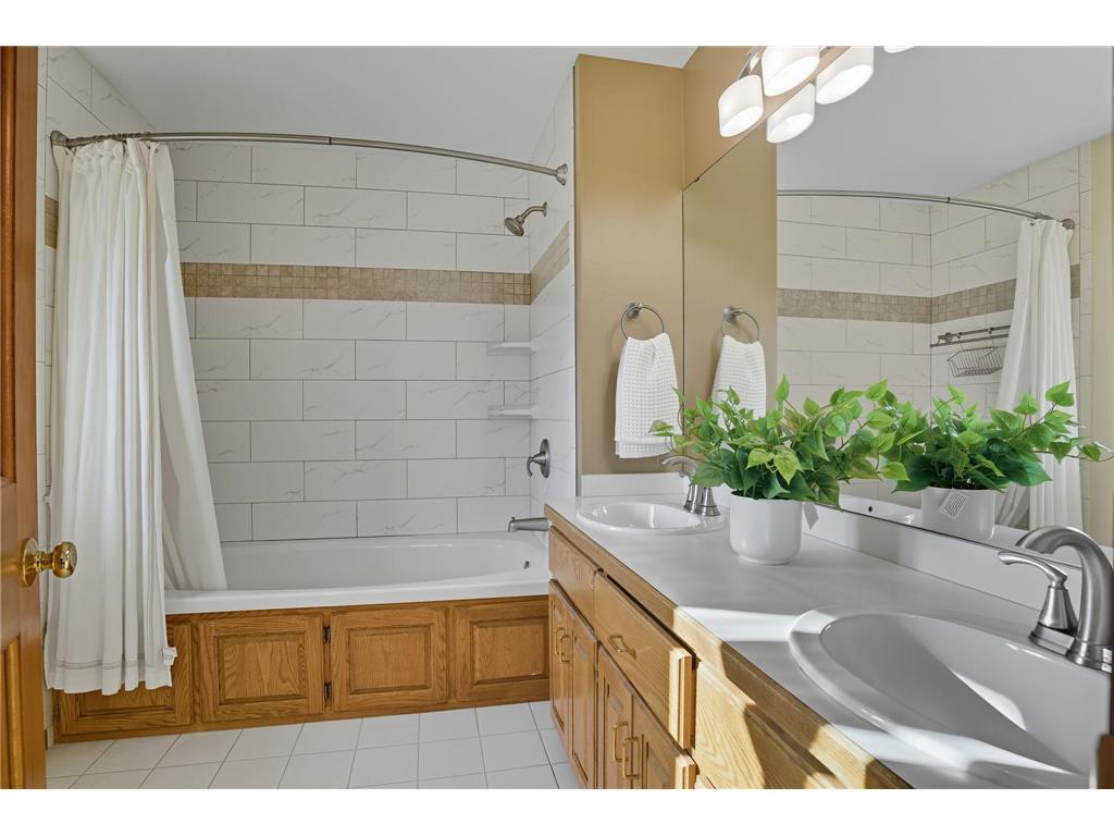 1136 County Road C2 W Roseville MN 55113 7024320 image15