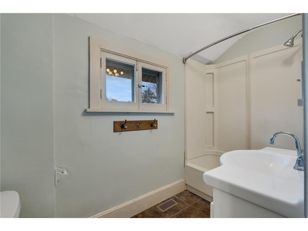 1178 W Broadway Street Winona MN 55987 6811059 image14