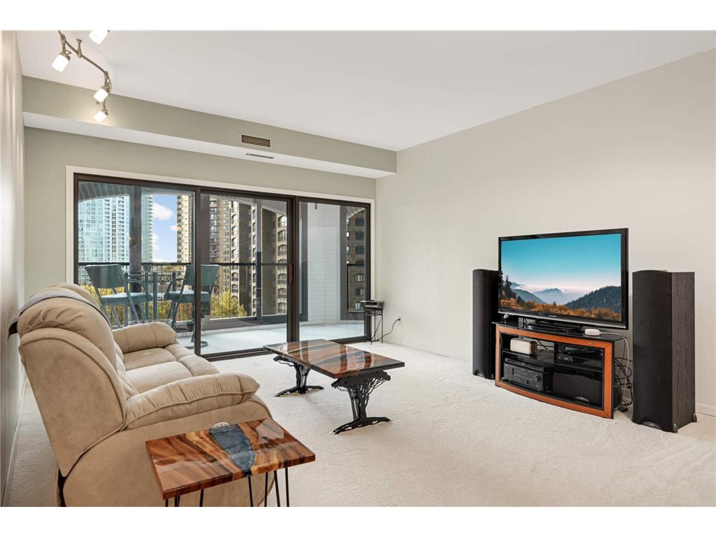 1201 Yale Place #801 Minneapolis MN 55403 6614230 image1