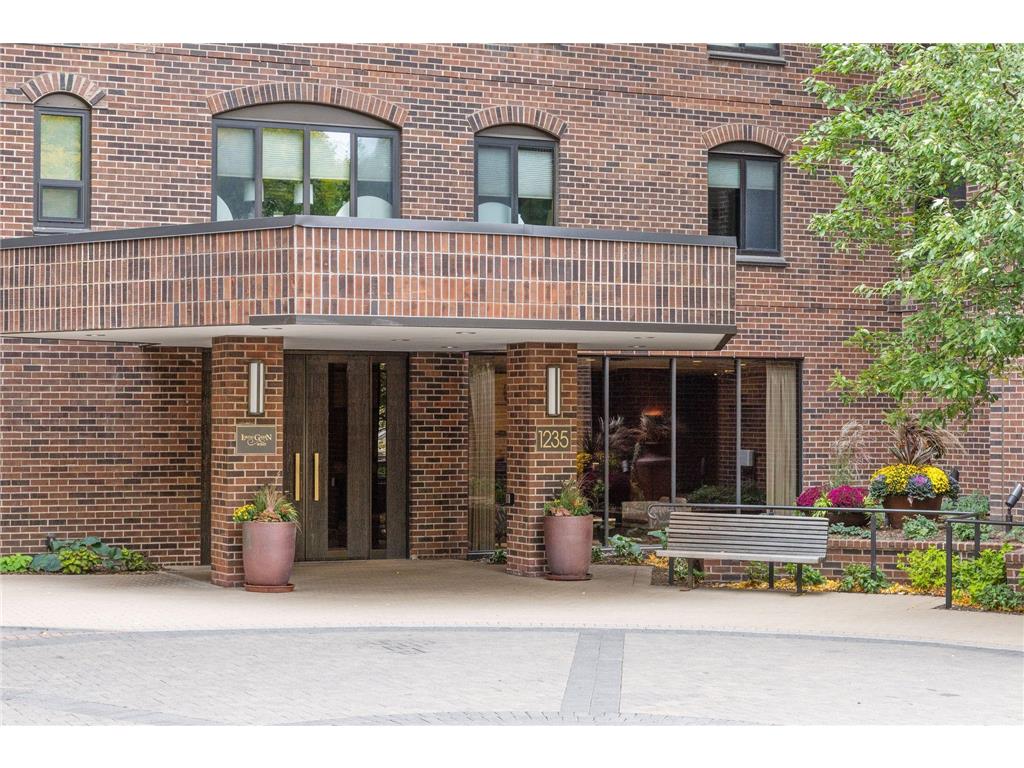 1235 Yale Place #1402 Minneapolis MN 55403 7011984 image1