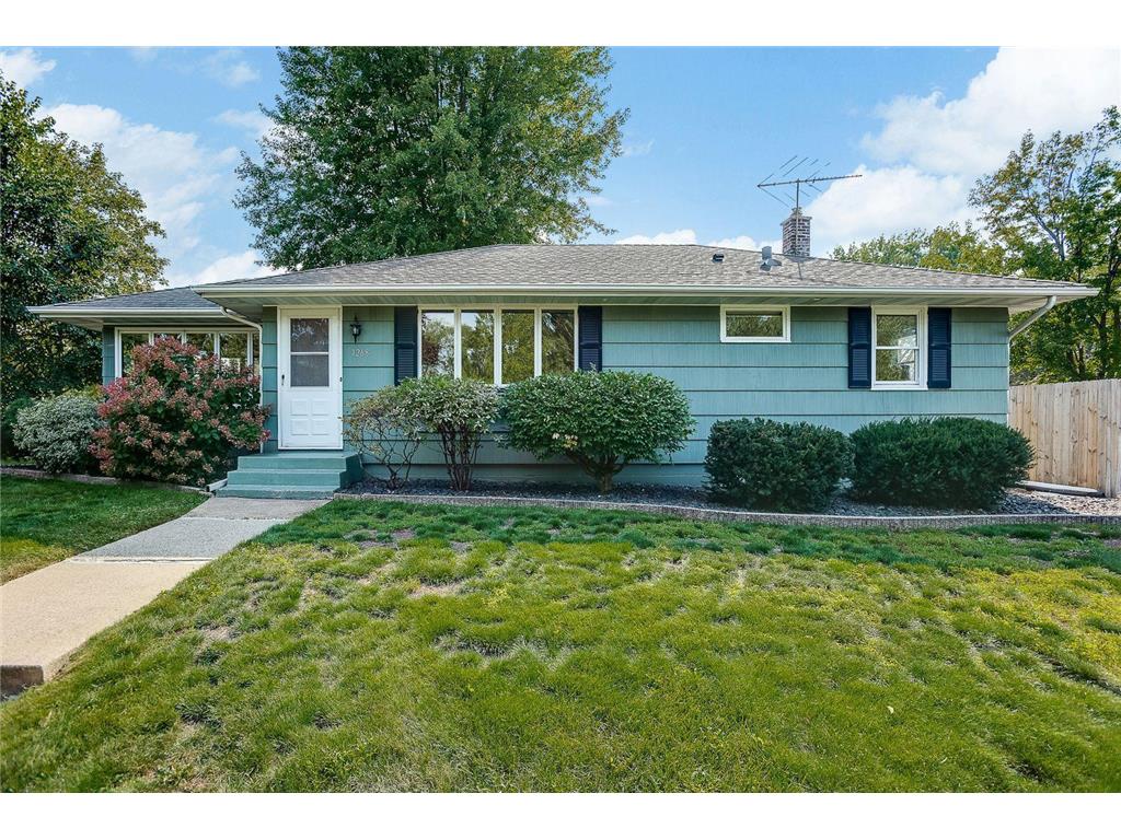 1268 Belmont Lane E, Maplewood, MN 55109 MLS 6258225 Edina Realty