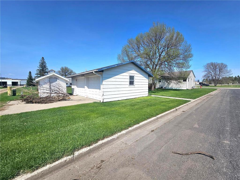127 S State Street Warren MN 56762 7079081 image24