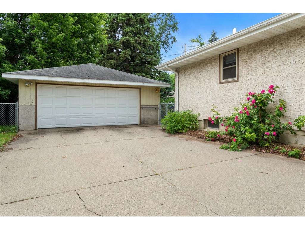 1292 County Road B W Roseville MN 55113 7082263 image2