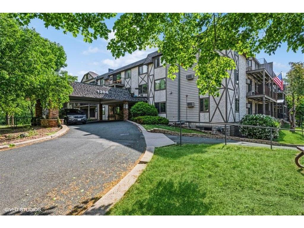 1304 W Medicine Lake Drive 202, Plymouth, MN, 55441 MLS 6379129
