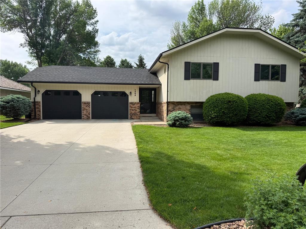 1305 Ridgeway Road Marshall MN 56258 7087174 image1