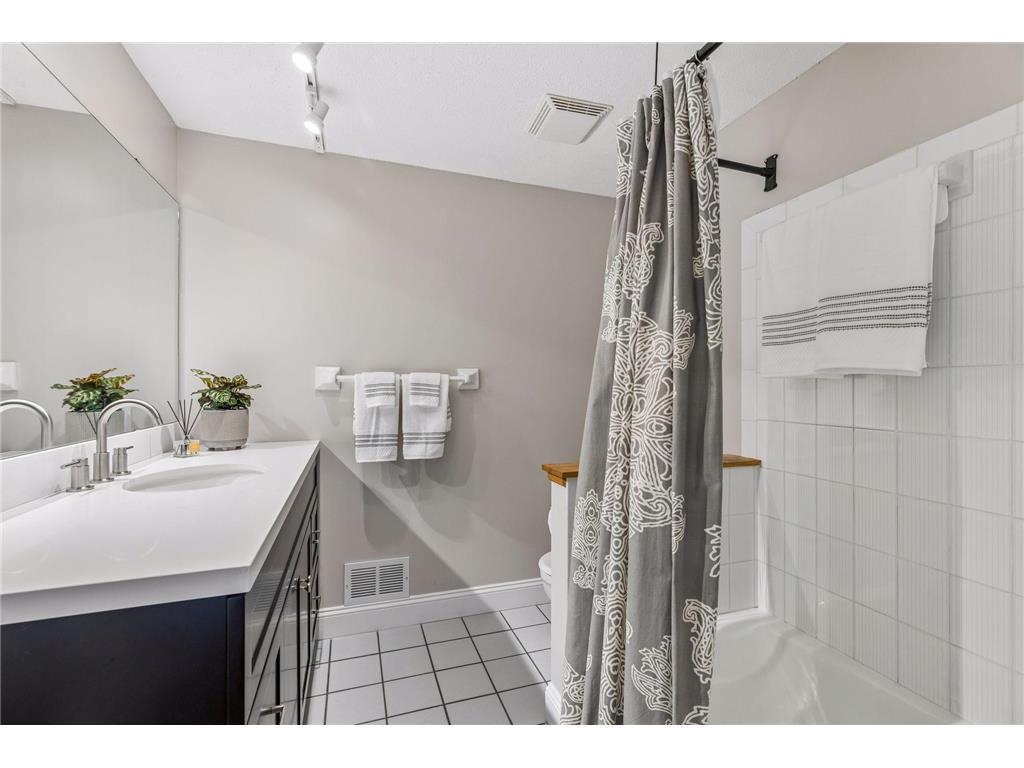 1316 Christy Circle Roseville MN 55113 7066799 image31