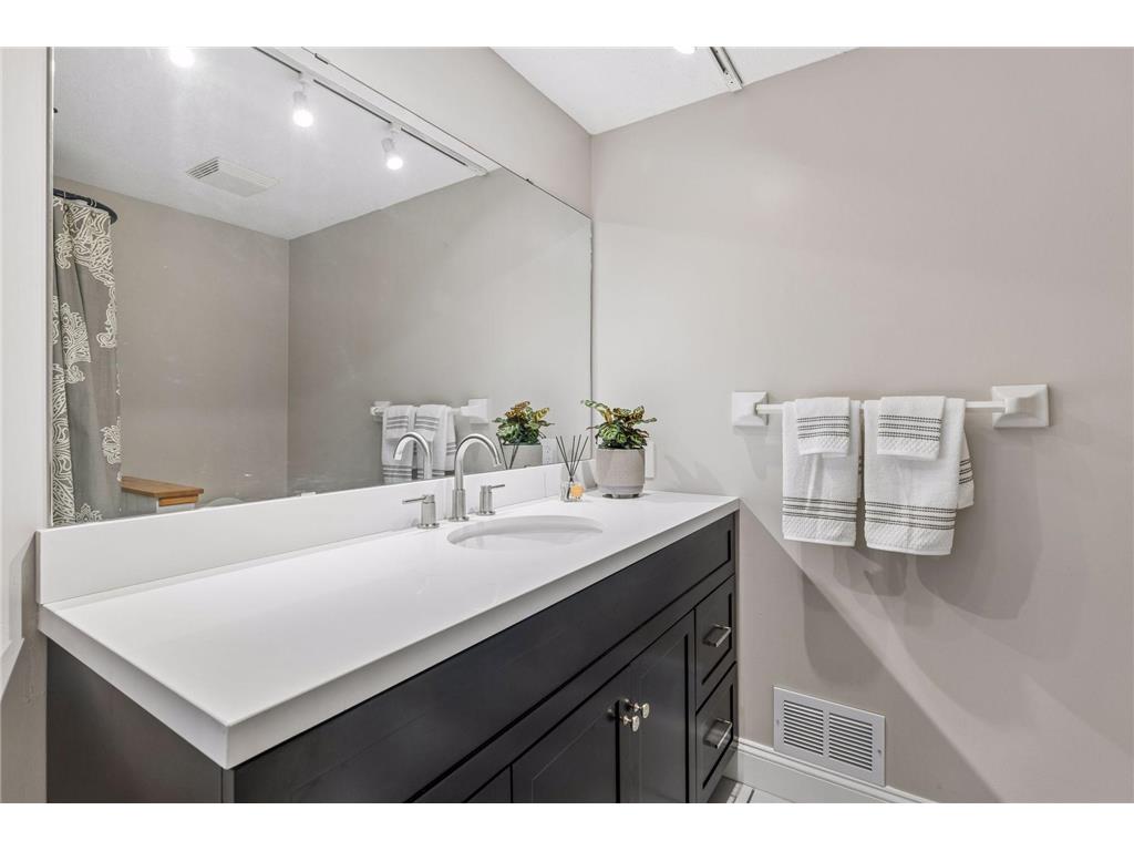 1316 Christy Circle Roseville MN 55113 7066799 image32