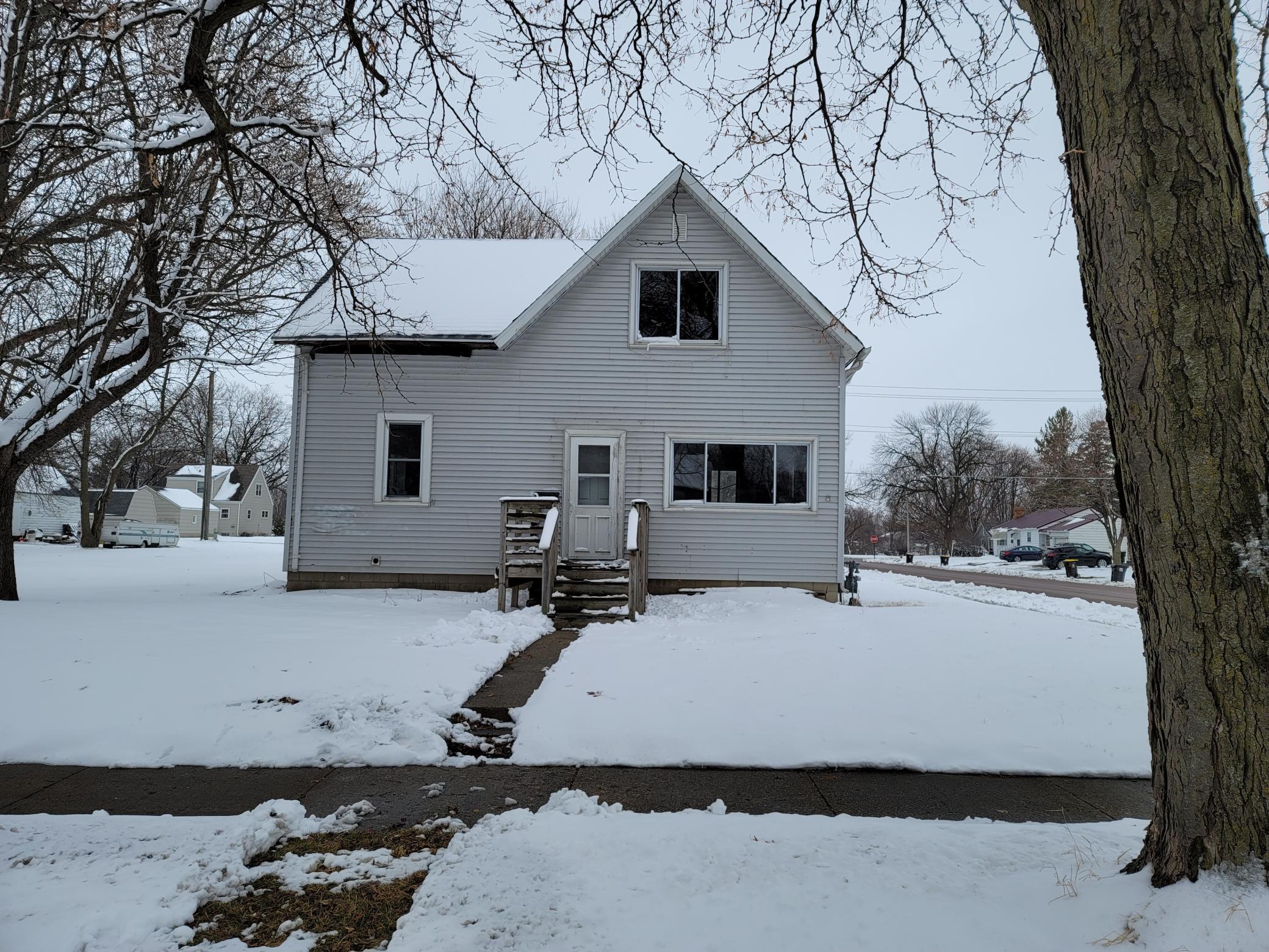 1327 N Park Street Fairmont Mn 56031 Mls 5725930 Edina Realty