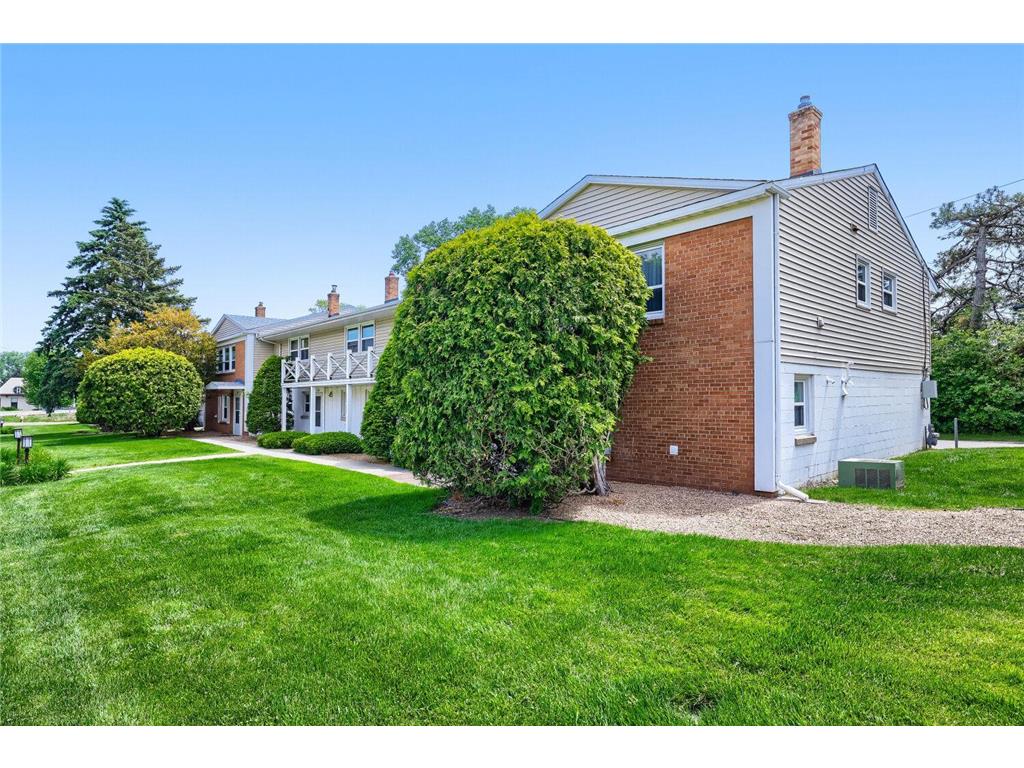 1366 Colonial Drive Roseville MN 55113 7082316 image3
