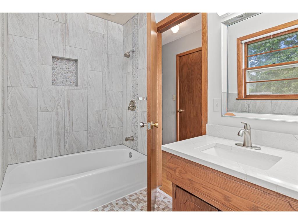 1367 Price Avenue E Maplewood MN 55109 7100800 image14
