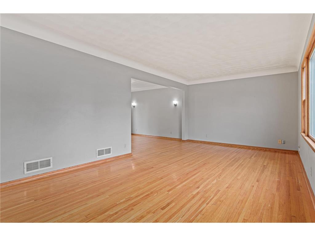 1367 Price Avenue E Maplewood MN 55109 7100800 image2