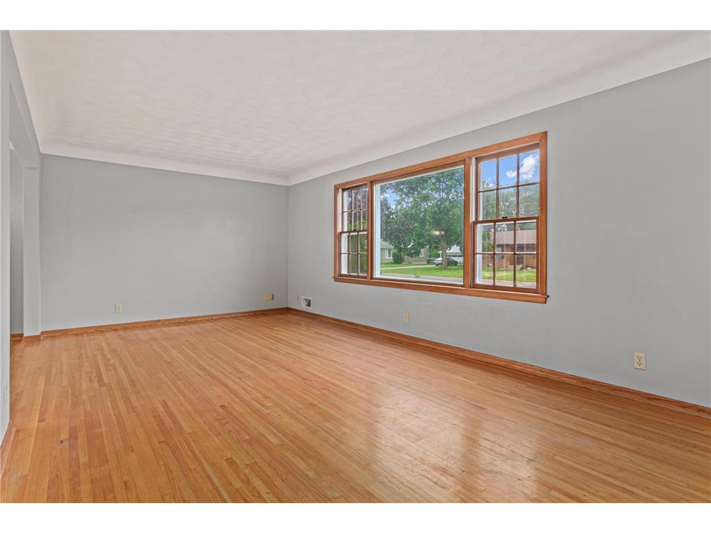 1367 Price Avenue E Maplewood MN 55109 7100800 image4