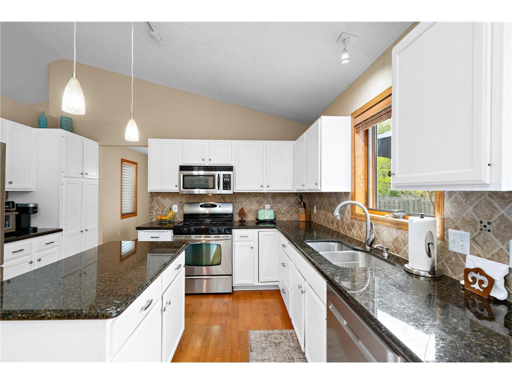 1409 Earle Way Burnsville MN 55306 7061416 image10