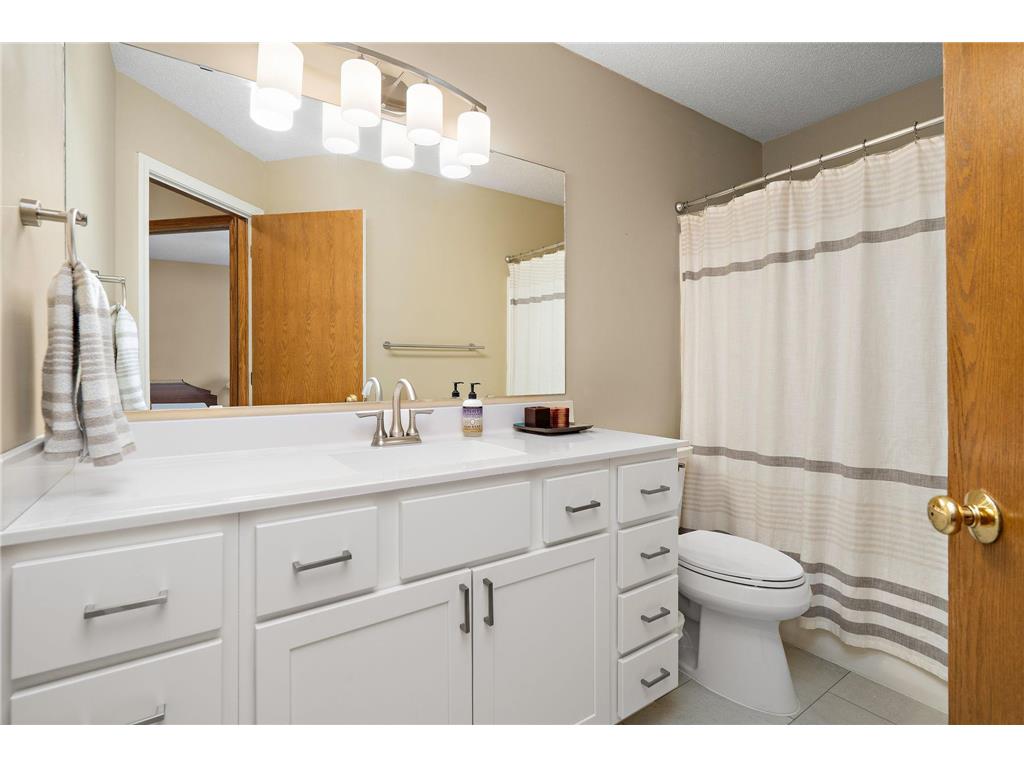 1409 Earle Way Burnsville MN 55306 7061416 image22