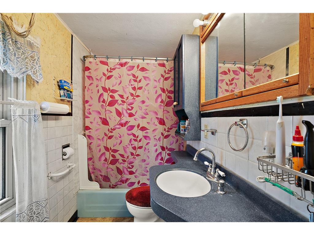 1409 Hillsboro Avenue N Golden Valley MN 55427 7013908 image12