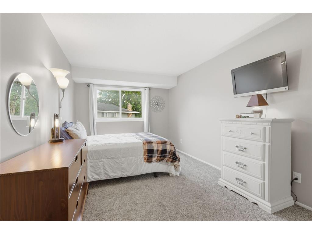 1411 Oak Leaf Lane Burnsville MN 55337 7089228 image12