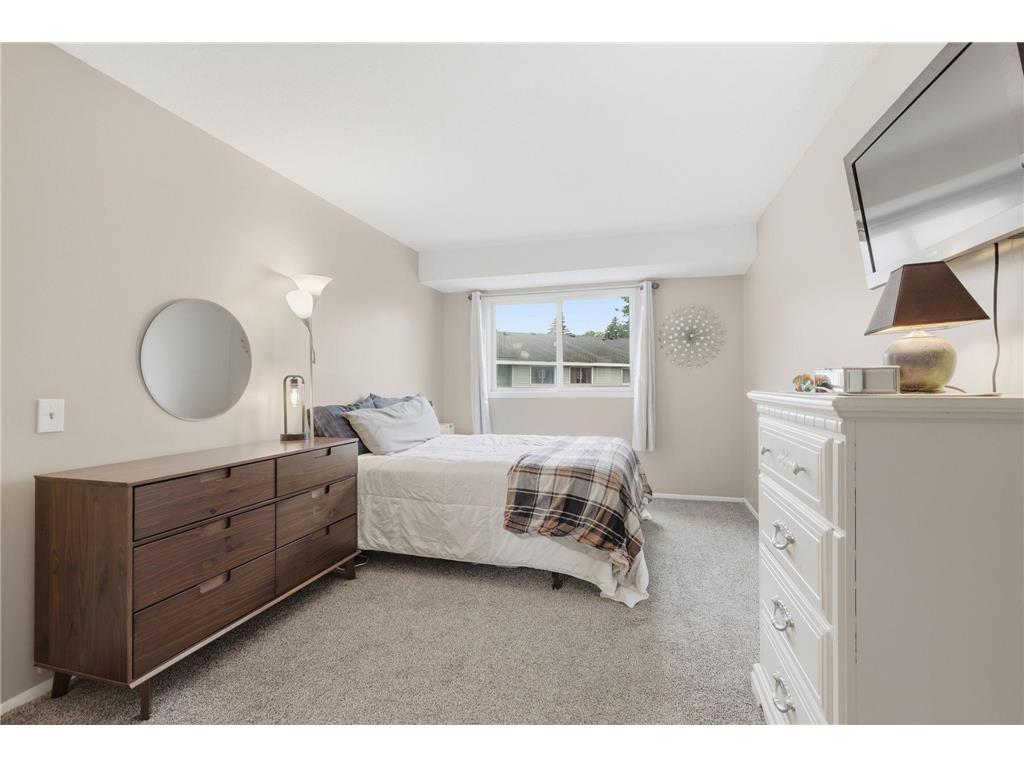 1411 Oak Leaf Lane Burnsville MN 55337 7089228 image13