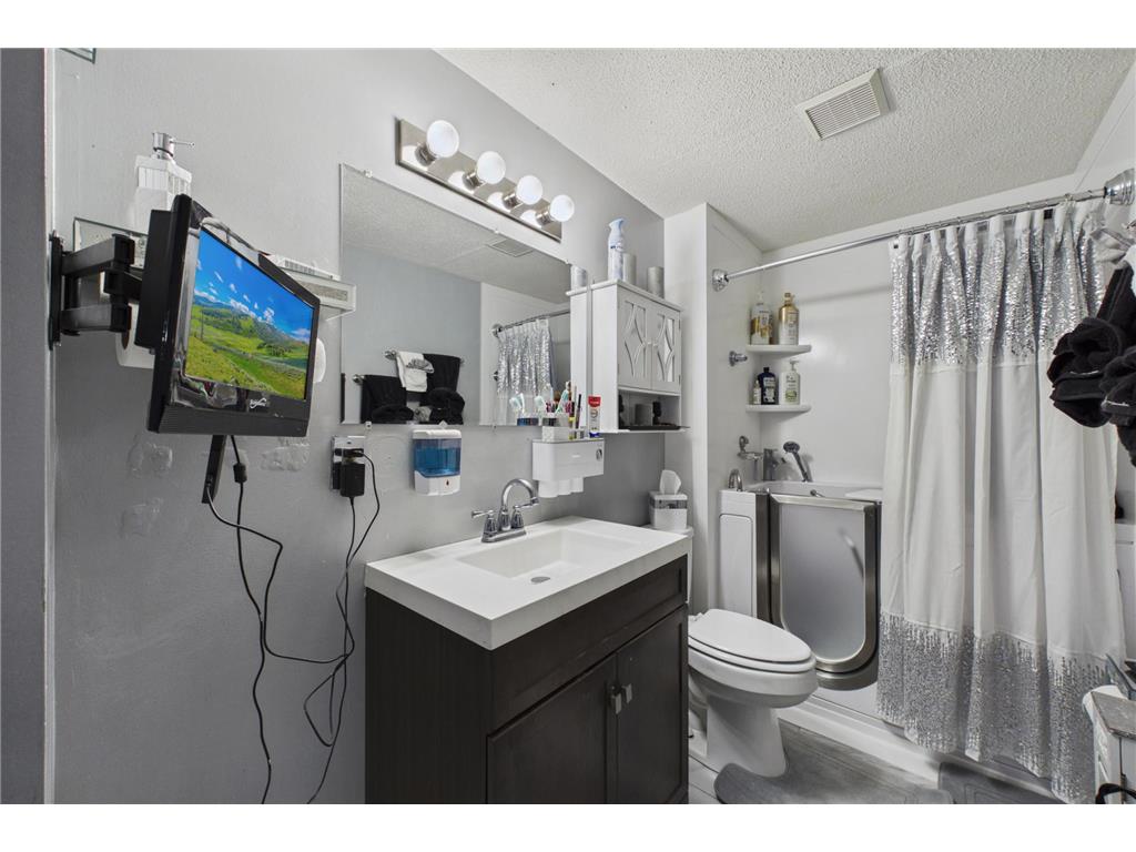 1417 63rd Lane Brooklyn Center MN 55430 7061413 image19