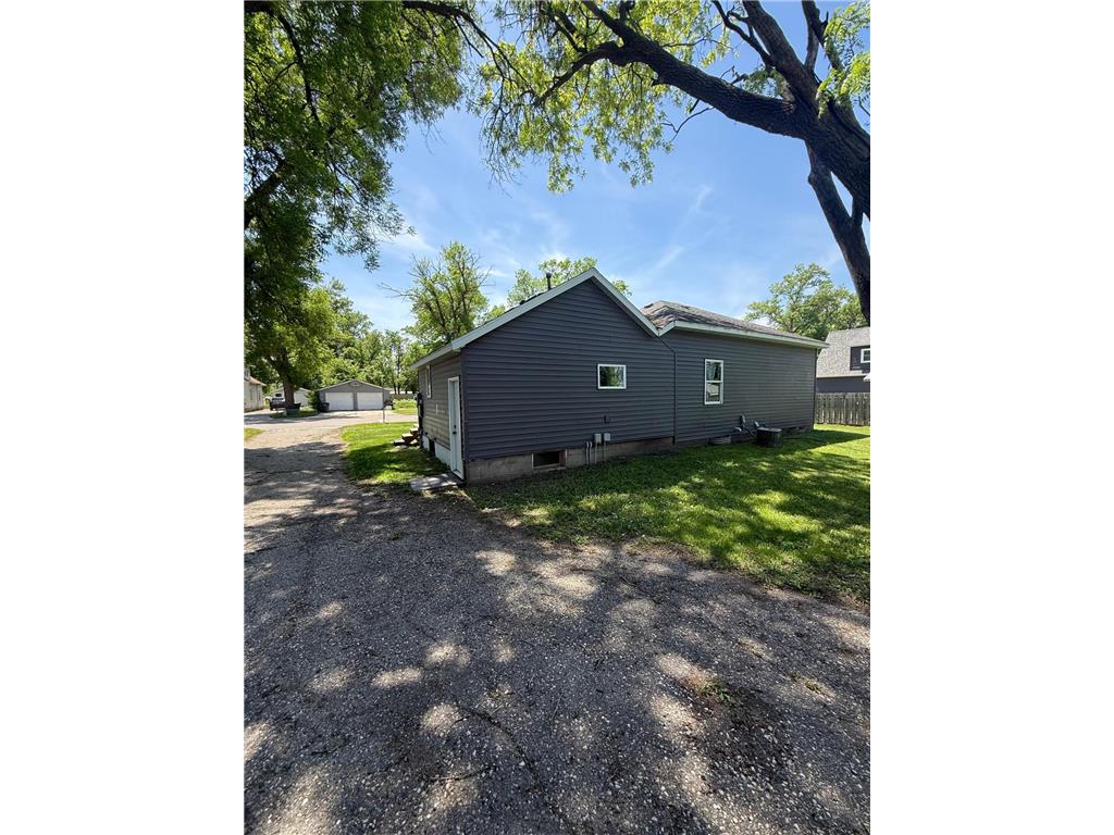 1514 Trott Avenue SW Willmar MN 56201 7082736 image3