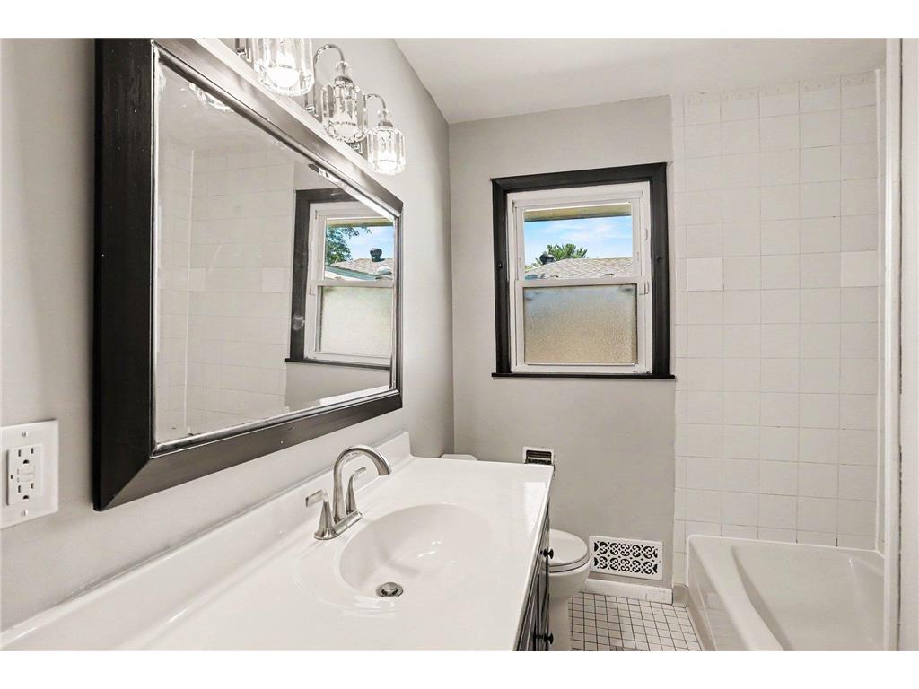 1527 Winchell Street Saint Paul MN 55106 7110100 image13