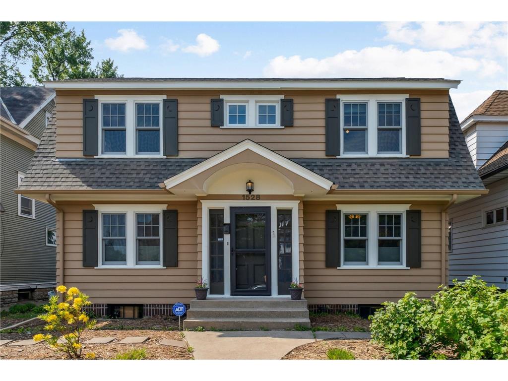 1528 Minnehaha Avenue W Saint Paul MN 55104 6482528 image1