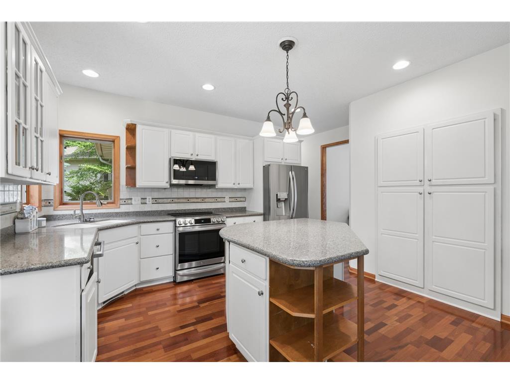 1540 Viewcrest Lane Burnsville MN 55337 7019205 image4