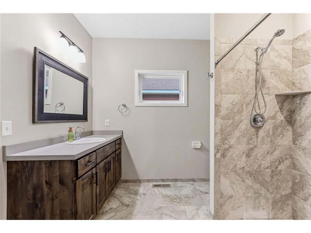 1592 Elm Street S Cambridge MN 55008 7059765 image14