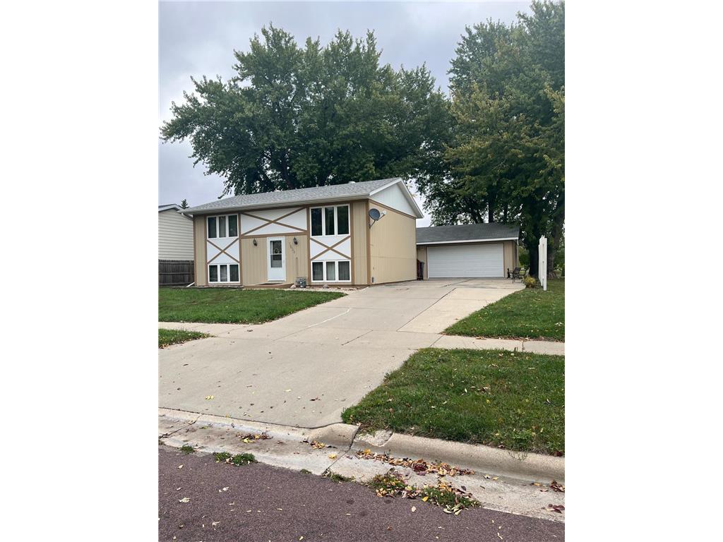 1604 N Burlington Avenue Worthington MN 56187 6447823 image1