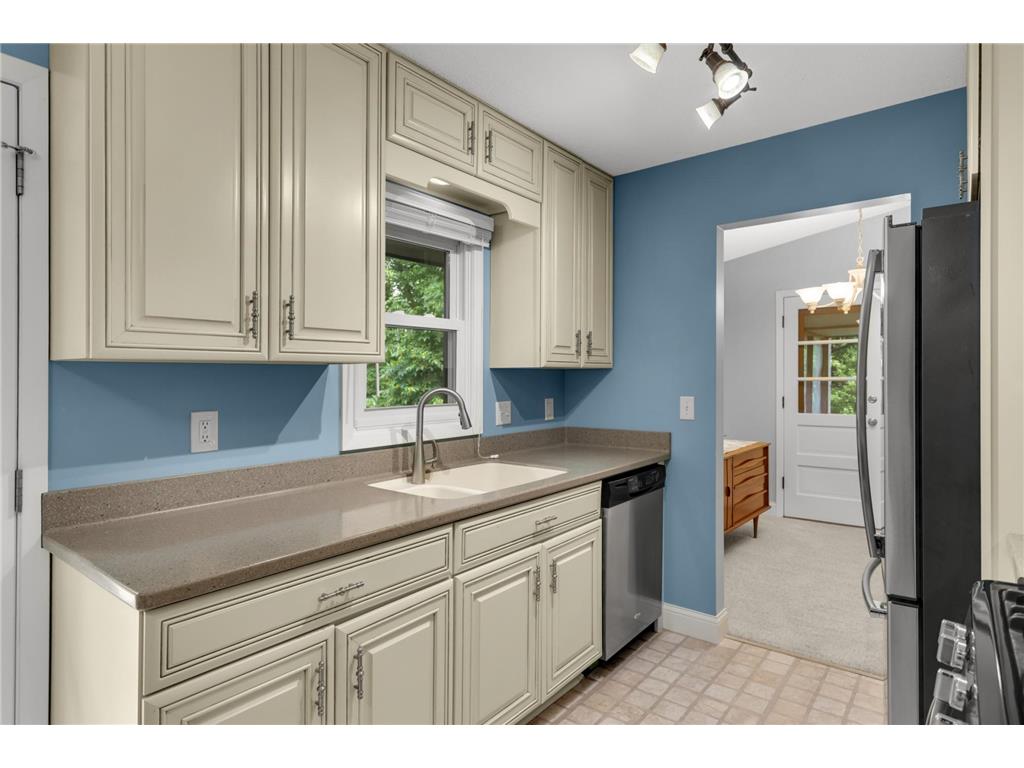 1616 Circle Drive Burnsville MN 55337 7069826 image9