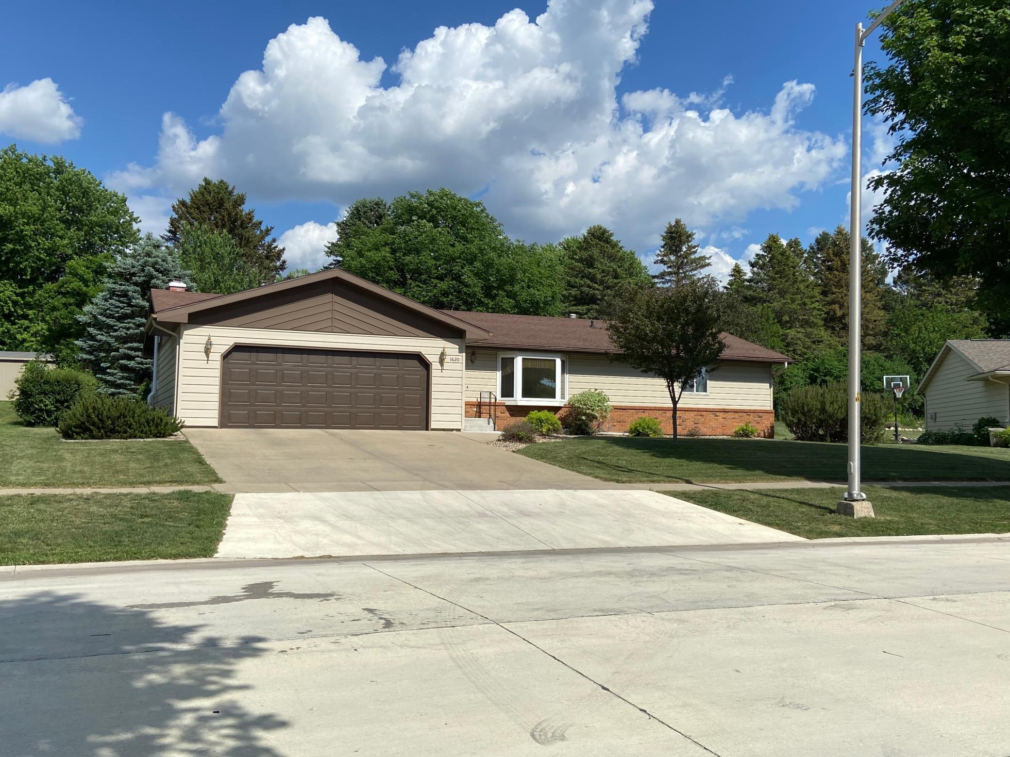 1620 Pinewood Drive, Worthington, MN 56187 MLS 6007081 Edina Realty