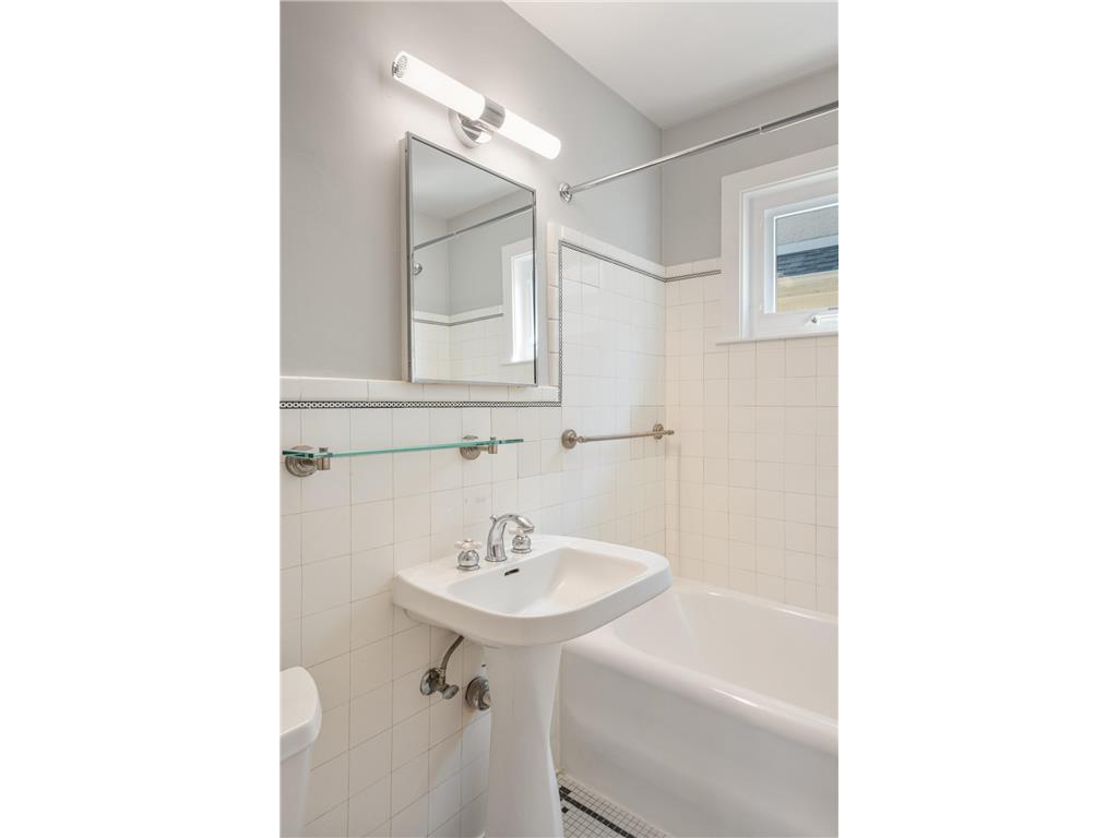 1621 W 25th Street Minneapolis MN 55405 6788649 image36