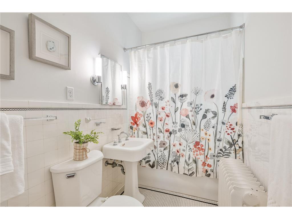 1621 W 25th Street Minneapolis MN 55405 6788649 image68