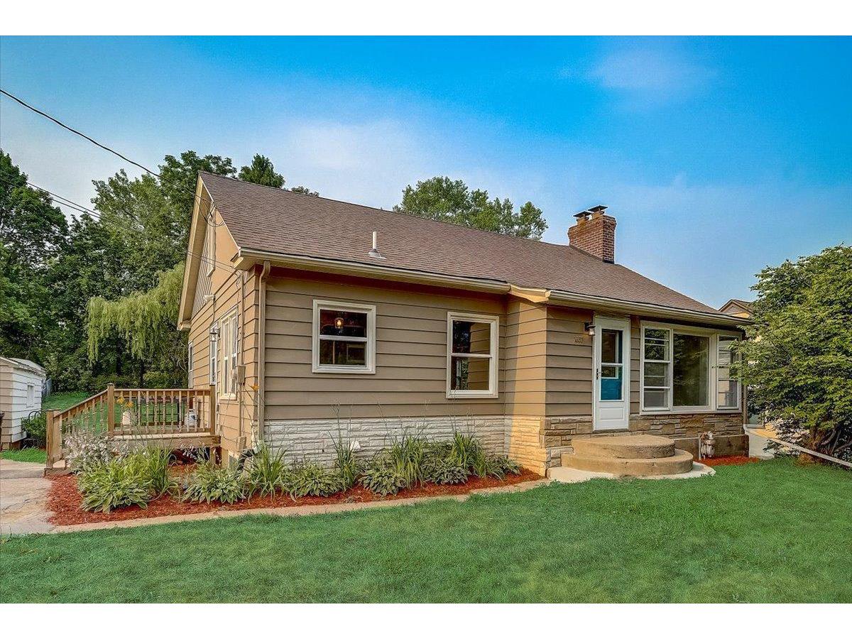 1637 Frost Avenue, Maplewood, MN 55109 MLS 5750336 Edina Realty