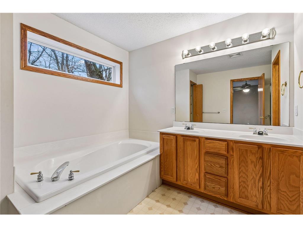1658 Oakbrooke Circle Eagan MN 55122 7060800 image31