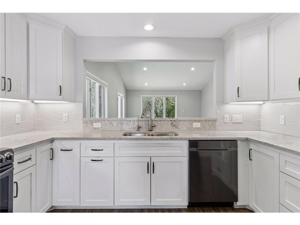 1691 Brueberry Lane Arden Hills MN 55112 7076993 image2