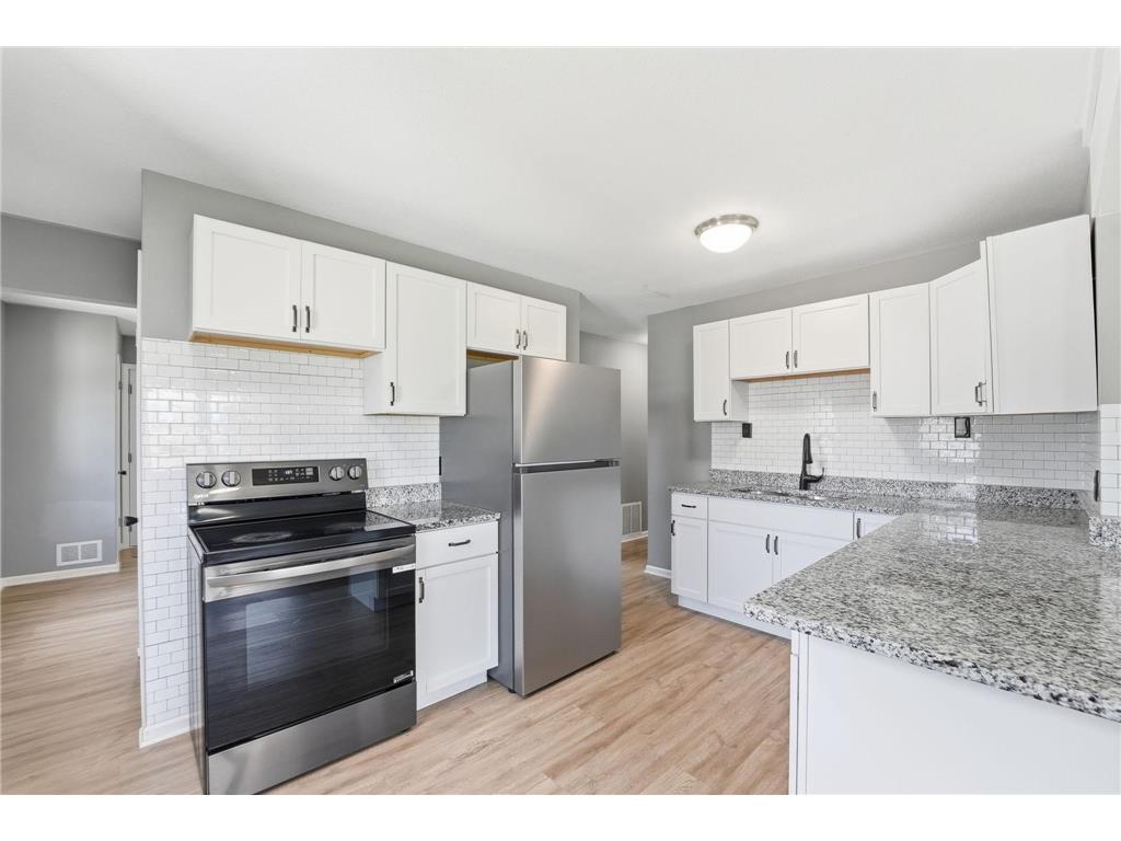 1697 Rose Place Roseville MN 55113 7064909 image2