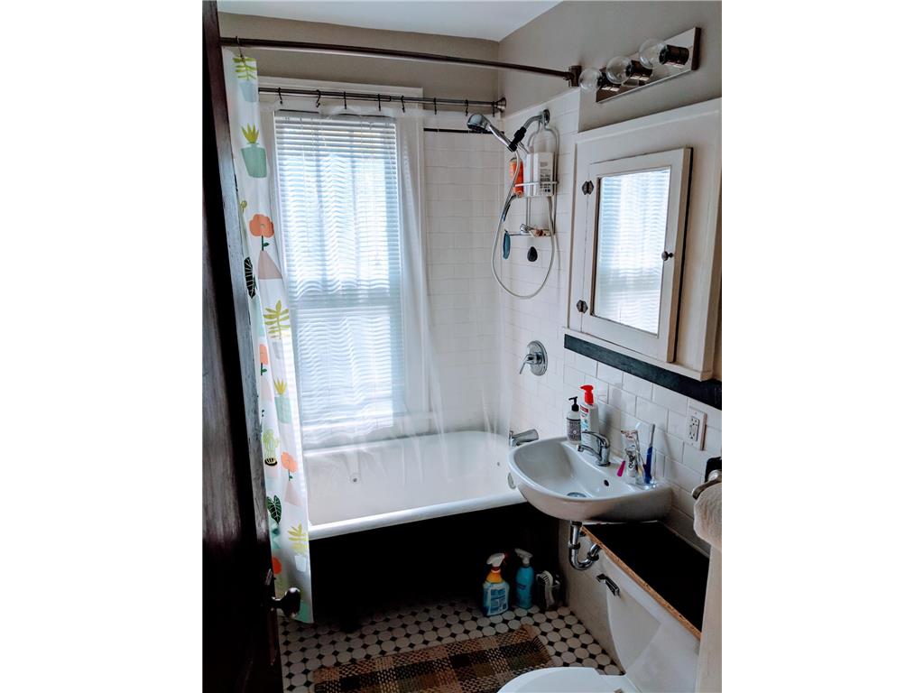 1703 1702 Ashland and Laurel Avenue Saint Paul MN 55104 7045473 image12